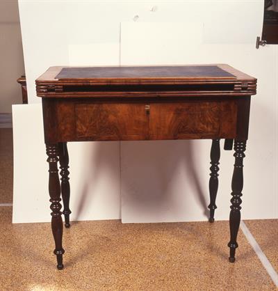 Πτυσσόμενο ξύλινο τραπέζι που χρησιμοποιούσε και ως γραφείο ο πρωθυπουργός της Ελλάδας Επαμεινώνδας Δεληγιώργης