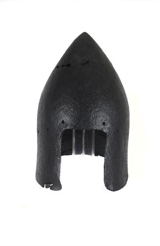 Κράνος (Barbute) από τη συλλογή ενετικών πανοπλιών του 14ου και 15ου αιώνα  που ανακαλύφθηκαν  το 1840 σε εντοιχισμένη θολωτή κρύπτη του τείχους της Χαλκίδας.