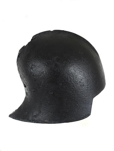 Κράνος (Sallet) από τη συλλογή ενετικών πανοπλιών του 14ου και 15ου αιώνα  που ανακαλύφθηκαν  το 1840 σε εντοιχισμένη θολωτή κρύπτη του τείχους της Χαλκίδας.