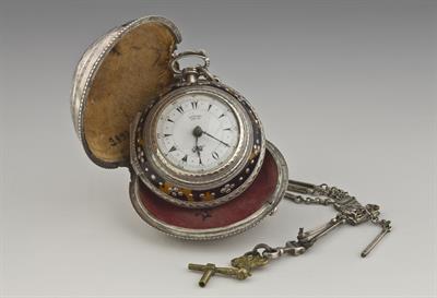 Ρολόι τσέπης με τρεις κάσες και αραβικούς αριθμούς στο καντράν. Κατασκευάστηκε  από τον αγγλικό οίκο Edward Prior το 1862 για την Οθωμανική Αγορά.