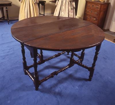 Ξύλινο στρογγυλό τραπέζι του Πατριάρχη Κωνσταντινουπόλεως Γρηγορίου Ε΄ (1746-1821)