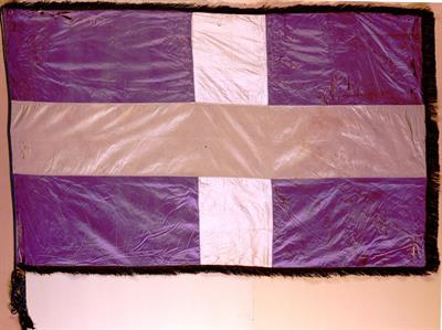 Κυανόλευκη ελληνική σημαία. Απεστάλη από τους ομογενείς του Καναδά για τους εορτασμούς της νίκης των Βαλκανικών πολέμων (1912-1913).