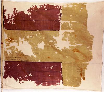 Ελληνική σημαία που υψώθηκε στο φρούριο της Μυτιλήνης στις 8 Νοεμβρίου 1912. Φέρει την χειρόγραφη ένδειξη: «Ο Στρατιωτικός Διοικητής Λέσβου Ν. Καλομενόπουλος ταγματάρχης».