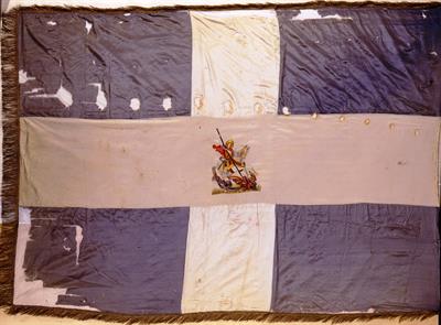 Κυανόλευκη πολεμική σημαία με παράσταση του Αγίου Γεωργίου στο κέντρο του σταυρού. Ανήκε στο 2ο Τάγμα Πολιτοφυλακής στην Κρήτη το 1916.
