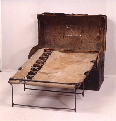 Πτυσσόμενο κρεβάτι εκστρατείας, από μέταλλο και ύφασμα, του Άγγλου σατιρικού-λυρικού ποιητή και θερμού φιλέλληνα, Λόρδου Βύρωνα