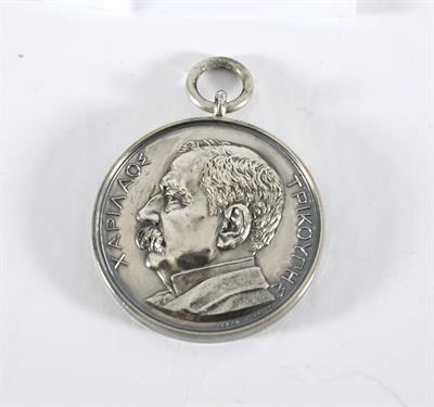 Αναμνηστικό Μετάλλιο για τον θάνατο του πρωθυπουργού Χαριλάου Τρικούπη (1832-1896). 
Έργο Allan Wyon. Κράμα χαλκού. Επίκρουστο (1896).