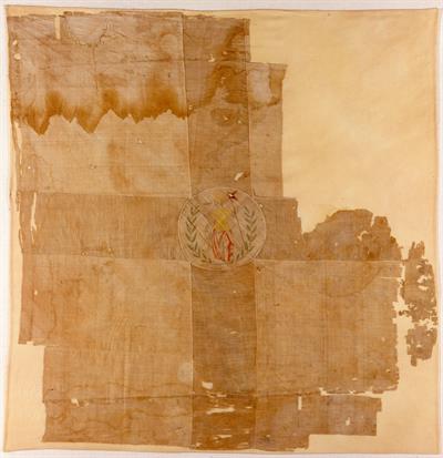 Λευκή σημαία με κυανό σταυρό των Συνταγματικών (αντικυβερνητική παράταξη). Φέρει παράσταση της Αθηνάς πλαισιωμένης με κλαδιά ελιάς και την επιγραφή: «Η Αθηνά αωλβ&#039;» (1832).