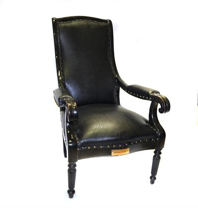 Ξύλινη πολυθρόνα του πρωθυπουργού Χαριλάου Τρικούπη με μαύρη δερμάτινη επένδυση
