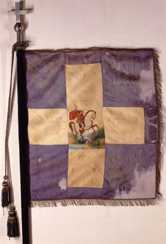 Κυανόλευκη πολεμική σημαία του 9ου Συντάγματος Πεζικού. Φέρει παράσταση του Αγίου Γεωργίου στο κέντρο του σταυρού.