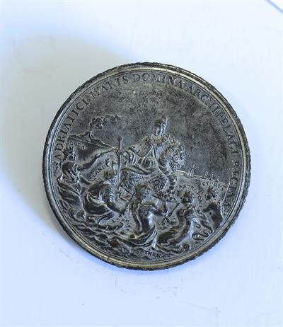 Αναμνηστικό Μετάλλιο Βενετοτουρκικών Πολέμων για τη κατάκτηση του Μoρέως (1684-87) με μνεία του Φ. Μοροζίνι (Μαυρογένη). Έργο Muller Ph.H. Λευκό μέταλλο. Επίκρουστο (1688).