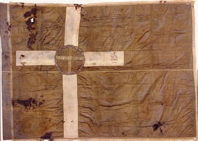 Σημαία του εθελοντικού σώματος του Παναγιώτη Δαγκλή, το οποίο έλαβε μέρος στο επαναστατικό κίνημα του 1854 για την απελευθέρωση της Ηπείρου. Φέρει σταυρό και τις επιγραφές ΙS XS NI KA / 1854.