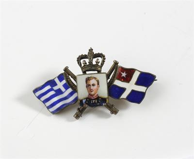 Καρφίτσα πέτου αναμνηστική της αρμοστείας της Κρήτης από τον Βασιλόπαιδα Γεώργιο.