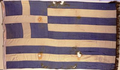 Κυανόλευκη ελληνική σημαία, η οποία υψώθηκε κατά την είσοδο του Ελληνικού στρατού στη Θεσσαλονίκη τον Οκτώβριο του 1912.