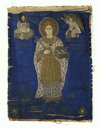 Εικόνα με τη μορφή του Αγίου Παντελεήμονα κεντημένη με μεταξωτές και χρυσές κλωστές πάνω σε μπλε σκούρο ύφασμα.