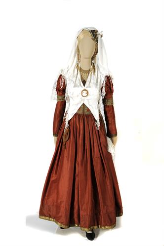 Γυναικεία ενδυμασία από τη Λευκάδα. Αποτελείται από λινό πουκάμισο με ασπροκεντήματα, μεταξωτό φόρεμα και τσιουμπέ (επενδύτης) διακοσμημένα με χρυσή κορδέλα και κορδόνια. Στους ώμους φοράει μεταξωτή μαντίλα με κρόσια ενώ στο κεφάλι μεταξωτό μαντίλι και χρ