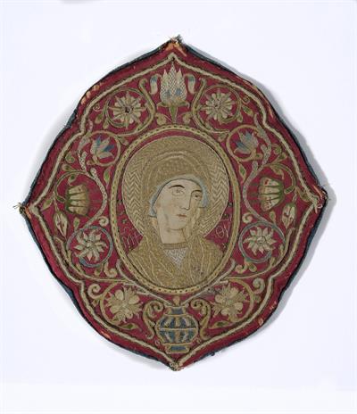 Epigonation (piece of fabric in rhomboid shape, that hands from the waist of priests and priests occupying an official position). In the center it bears a bust of Virgin Mary, surrounded by winding vine, embroidered with gold and green thread on red cloth