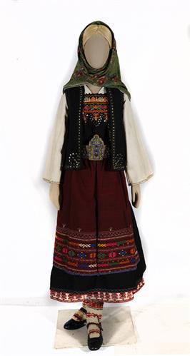 Γυναικεία φορεσιά από το Ελληνοχώρι Θράκης. Αποτελείται από το άσπρο πουκάμισο, το μαύρο μάλλινο φόρεμα με τις κορφουλήθρες, τη μισαλούδα, υφαντή κόκκινη ποδιά, το μάλλινο γιλέκο με τις πούλιες και τα πλεκτά πολύχρωμα τσουράπια. Το κεφάλι καλύπτει ένα πρά