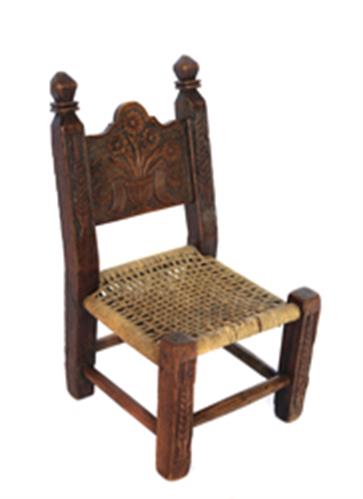 Μικρό ξύλινο καρεκλάκι με ψάθινο κάθισμα και ξυλόγλυπτη διακόσμηση