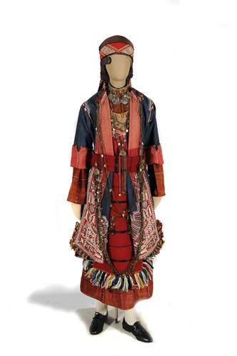 Νυφική και γιορτινή φορεσιά που φορέθηκε σε πέντε χωριά (τα μεγαλύτερα είναι η Μπάλτζα και ο Δρυμός) βόρεια της Θεσσαλονίκης, Μακεδονία. Αποτελείται από κόκκινο βαμβακομέταξο πουκάμισο διακοσμημένο με κεντήματα του αργαλειού, τον κόκκινο μεταξωτό καπχά (φ