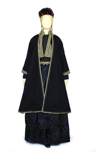 Αρχοντική ενδυμασία από τη Βέροια, Μακεδονία. Αποτελείται από μεταξωτό μαύρο φόρεμα και ποδιά από το ίδιο ύφασμα, γιλέκο και μακρολέμπαντο (είδος επενδύτη) από μαύρη τσόχα με χρυσοκεντήματα ενώ στο κεφάλι φοράει κόκκινο φεσάκι στολισμένο με μαύρο βελούδο,