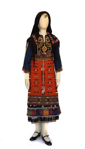 Ενδυμασία από το Καβακλί της Ανατολικής Θράκης, η οποία φορέθηκε και σε άλλα χωριά της περιοχής. Αποτελείται από βαμβακερό πουκάμισο στολισμένο με κεντήματα στον ποδόγυρο, πολύπτυχο μαύρο φόρεμα με κεντήματα στον ποδόγυρο και στο στήθος. Στη μέση δένει μά