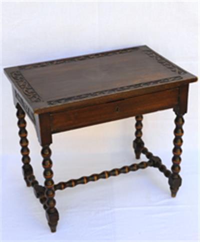Μικρό τραπέζι με ξυλόγλυπτο διάκοσμο, Ιστορική Οικία Λαζάρου Κουντουριώτη-Ύδρα