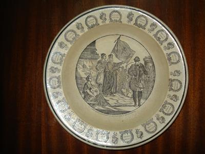 &quot;Les Grecs recevant la benediction a Missolonghi&quot;. &quot;Ευλόγηση Ελλήνων στο Μεσολόγγι&quot;. Πιάτο με φιλελληνική παράσταση του Charles-Henri Loeillot-Hartwig, κατασκευασμένο από το εργοστάσιο Montereau, Γαλλία, [1826-1833].