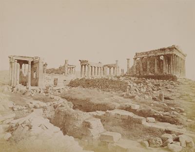 Το Ερέχθειο και ο Παρθενώνας στην Ακρόπολη των Αθηνών. Φωτογραφία των Αδελφών Ρωμαΐδη, περ. 1890.