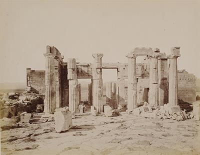 Άποψη των Προπυλαίων της Ακρόπολης των Αθηνών. Φωτογραφία των Αδελφών Ρωμαΐδη, περ. 1890.