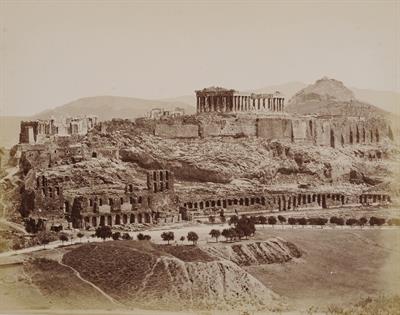Γενική άποψη της Ακρόπολης των Αθηνών και της νότιας κλιτύος του Ωδείου Ηρώδου Αττικού και της Στοάς του Ευμένους. Φωτογραφία των Αδελφών Ρωμαΐδη, περ. 1890.