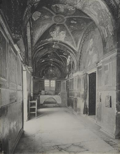 Το εσωτερικό του ναού της μονής του Οσίου Λουκά στη Φωκίδα. Φωτογραφία του Carl Siele, 1910. Η φωτογραφία εκτέθηκε στη Διεθνή Έκθεση της Ρώμης του 1911.