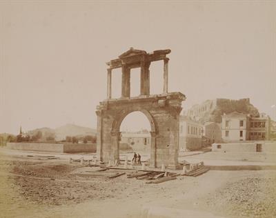 Αθήνα. Η Πύλη του Αδριανού από τα ανατολικά. Φωτογραφία των Αδελφών Ρωμαΐδη, περ. 1890.