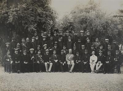 Κρήτη. Αξιωματικοί των διεθνών στρατευμάτων στα Χανιά. Φωτογραφία, 1909.