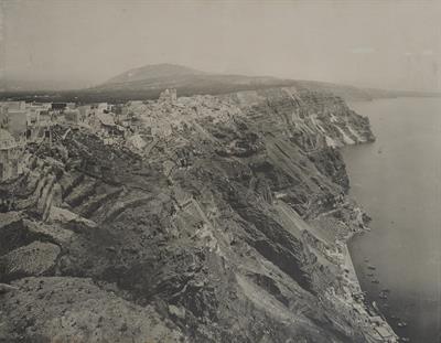 Σαντορίνη. Τα Φηρά, άποψη από τα βόρεια. Φωτογραφία του Carl Siele, 1910. Εκτέθηκε στη Διεθνή Έκθεση της Ρώμης του 1911.