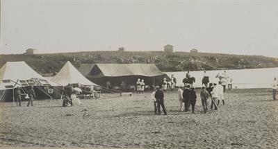 Διεθνή στρατεύματα στην Κρήτη. Καντίνες και αναψυκτήρια σε σκηνές στην παραλία. Φωτογραφία, 1907-1909.