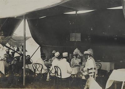 Διεθνή στρατεύματα στην Κρήτη. Ομάδα αξιωματικών κάθεται σε αναψυκτήριο-σκηνή. Φωτογραφία, 1907-1909.
