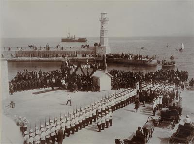 Κρήτη. Άφιξη του Ύπατου Αρμοστή Κρήτης Αλέξανδρου Ζαΐμη στο Ρέθυμνο στις 3 Οκτωβρίου 1907, ώρα 11,30. Φωτογραφία.