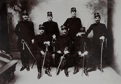Κρήτη. Ο επικεφαλής στρατιωτικός γιατρός και οι πρώτοι κρήτες στρατιωτικοί γιατροί Μελισσινός, Πρασσάς, Βουλγαρίδης, Δημητριάδης. Φωτογραφία του Περικλή  Διαμαντόπουλου, 1907.