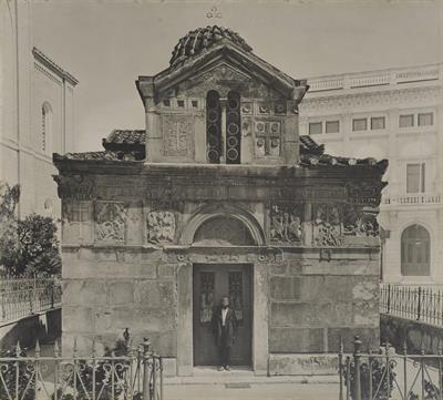 Αθήνα. Ναός της Παναγίας Γοργοεπήκοου και του Αγίου Ελευθερίου, άποψη από τα δυτικά. Φωτογραφία του Carl Siele, 1910. Εκτέθηκε στη Διεθνή Έκθεση της Ρώμης του 1911