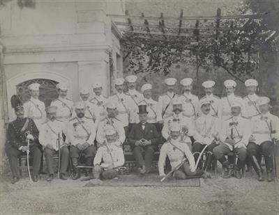 Κρήτη. Ο Ύπατος Αρμοστής Αλέξανδρος Ζαΐμης και Ρώσοι αξιωματικοί στο Ρέθυμνο. Φωτογραφία, 4 Οκτωβρίου 1908.