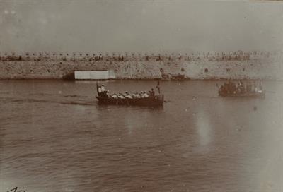 Κρήτη. Η άφιξη του Ύπατου Αρμοστή Αλεξάνδρου Ζαΐμη στο Ηράκλειο στις 5 Οκτωβρίου 1907. Η άκατος πλησιάζει στο λιμάνι. Φωτογραφία, 5 Οκτωβρίου 1907.