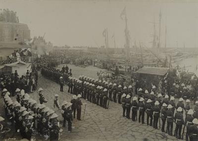 Κρήτη. Παρατεταγμένα τιμητικά αγήματα και πλήθος κόσμου στο λιμάνι του Ηρακλείου. Φωτογραφία, 1907-1909.