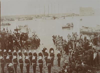Κρήτη. Επιθεώρηση του τιμητικού αγήματος από τον Ύπατο Αρμοστή Αλέξανδρο Ζαΐμη. Φωτογραφία, 1907