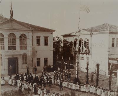 Κρήτη. Στην αυλή της Νομαρχίας στο Ηράκλειο . Άφιξη του Ύπατου Αρμοστή Αλεξάνδρου Ζαΐμη, συνοδευόμενου από τις αρχές της πόλης. Φωτογραφία, 1907.