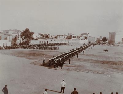 Κρήτη. Αγγλικά στρατεύματα παρατεταγμένα για την υποδοχή του Ύπατου Αρμοστή Αλεξάνδρου Ζαΐμη στην Πλατεία Γεωργίου Α΄στο Ηράκλειο. Φωτογραφία, 6 Οκτωβρίου 1907.