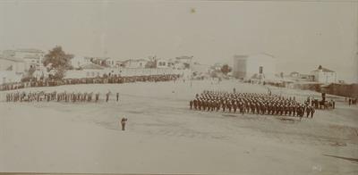 Κρήτη. Αγγλικό τιμητικό απόσπασμα παρευλαύνει ενώπιον του Ύπατου Αρμοστή Αλεξάνδρου Ζαΐμη στην Πλατεία Γεωργίου Α΄στο Ηράκλειο. Φωτογραφία, 6 Οκτωβρίου 1907.