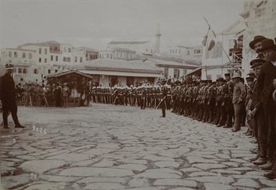 Κρήτη. Αναχώρηση από το Ηράκλειο. Το απόσπασμα σε γραμμή εν αναμονή της άφιξης του Ύπατου Αρμοστή Αλεξάνδρου Ζαΐμη. Φωτογραφία, 1907.
