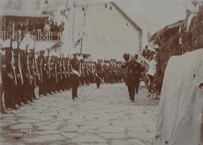 Κρήτη. Άφιξη του Ύπατου Αρμοστή Αλεξάνδρου Ζαΐμη στο Ηράκλειο Κρήτης. Αγγλικό άγημα αποδίδει τιμές. Φωτογραφία, 1907.