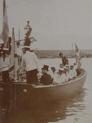 Κρήτη. Άφιξη του Ύπατου Αρμοστή Αλεξάνδρου Ζαΐμη στο Ηράκλειο. Αποβίβαση με άκατο. Φωτογραφία, 1907.