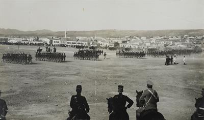 Κρήτη. Παρέλαση των στρατευμάτων ενώπιον του Ύπατου Αρμοστή Αλεξάνδρου Ζαΐμη. Φωτογραφία, 1907.
